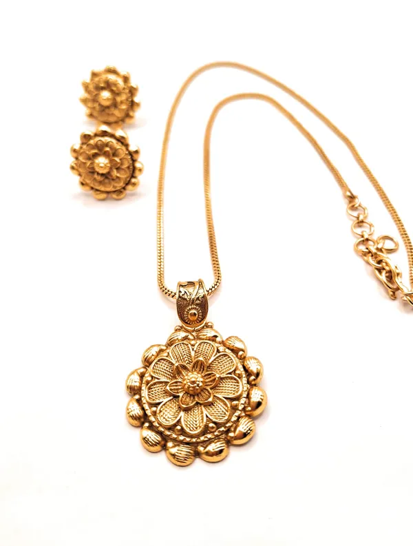Gold_Polished_Alloy_And_Gold_Plated_Premium_Pendant_Set_For_Women