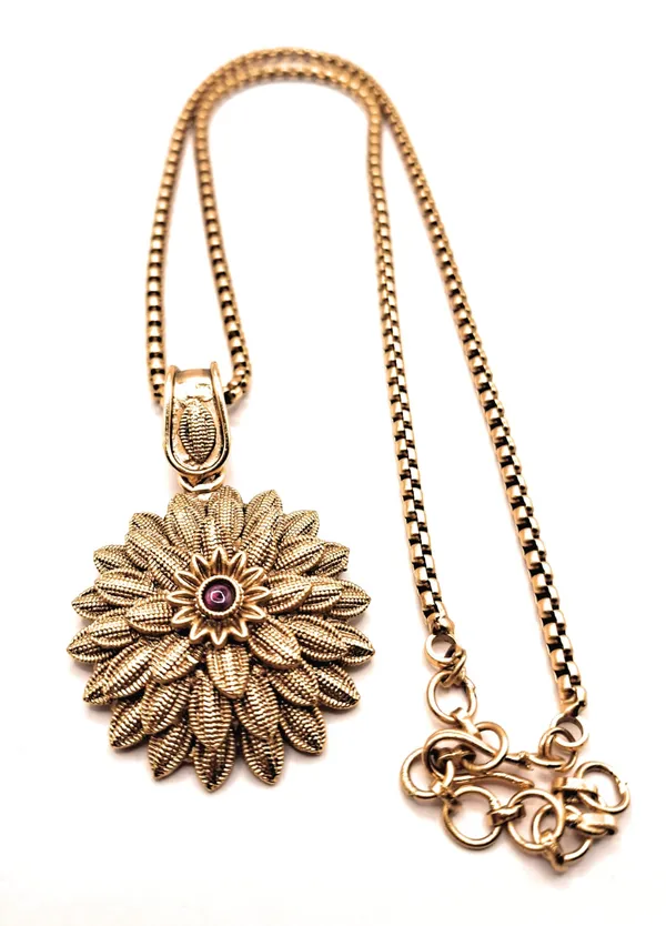 Gold_Alloy_And_Gold_Plated_Premium_Pendant_Set_For_Women