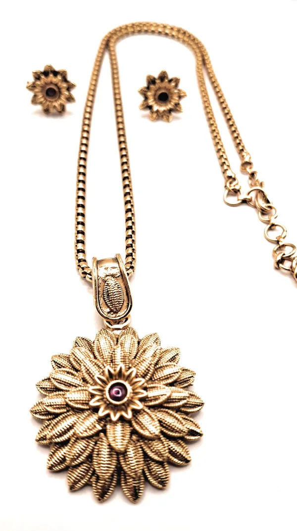Gold_Alloy_And_Gold_Plated_Premium_Pendant_Set_For_Women
