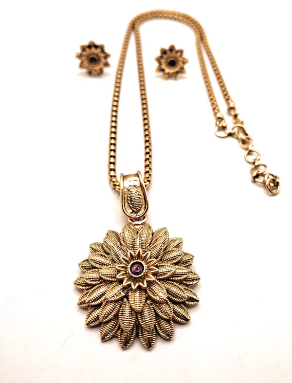 Gold_Alloy_And_Gold_Plated_Premium_Pendant_Set_For_Women