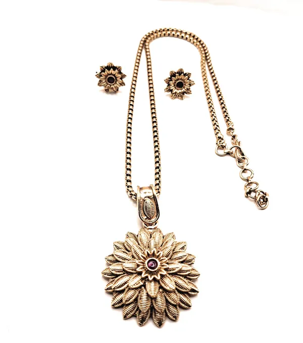 Gold_Alloy_And_Gold_Plated_Premium_Pendant_Set_For_Women
