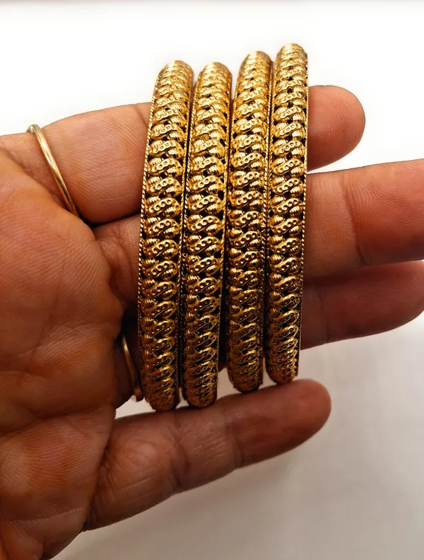 Gold_Polished_Alloy_And_Gold_Plated_Premium_Bangles_For_Women