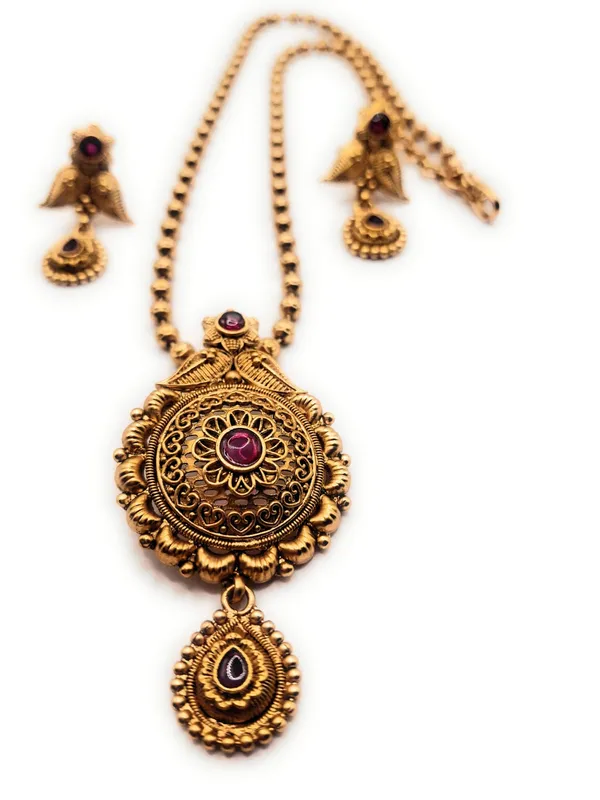 Gold_Alloy_And_Gold_Plated_Premium_Pendant_Set_For_Women