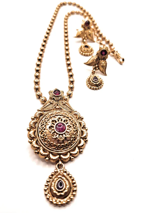 Gold_Alloy_And_Gold_Plated_Premium_Pendant_Set_For_Women