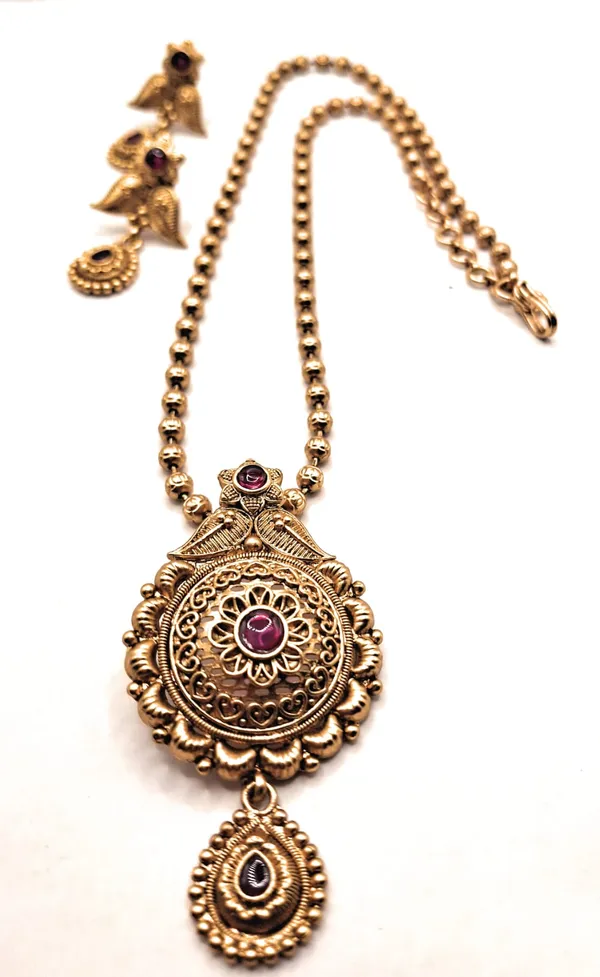 Gold_Alloy_And_Gold_Plated_Premium_Pendant_Set_For_Women
