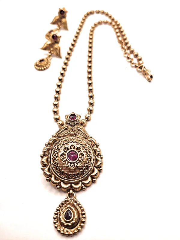Gold_Alloy_And_Gold_Plated_Premium_Pendant_Set_For_Women