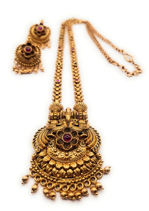 Gold_Polished_Alloy_And_Gold_Plated_Premium_Pendant_Set_For_Women