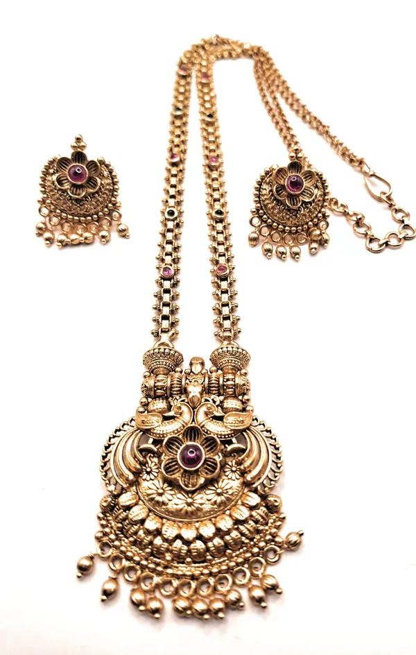 Gold_Polished_Alloy_And_Gold_Plated_Premium_Pendant_Set_For_Women