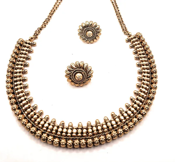 Gold_Alloy_And_Gold_Plated_And_Pearl_Premium_Choker_Set_For_Women