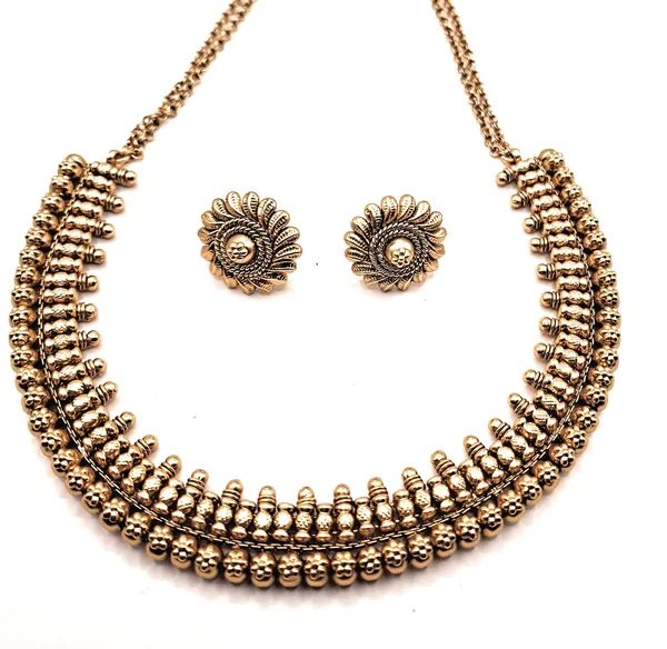 Gold_Alloy_And_Gold_Plated_And_Pearl_Premium_Choker_Set_For_Women