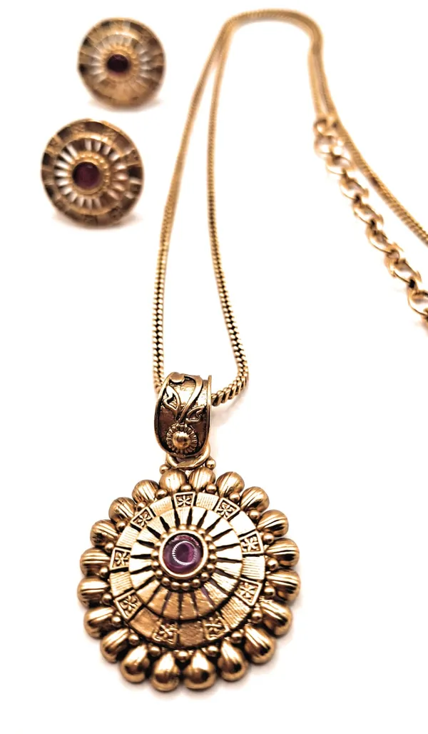 Red_Alloy_And_Gold_Plated_Premium_Pendant_Set_For_Women