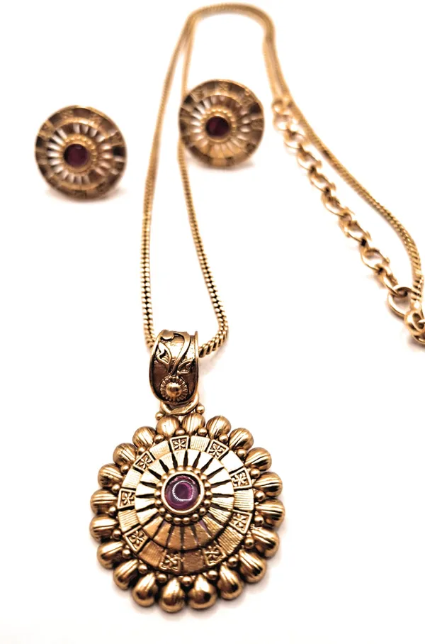 Red_Alloy_And_Gold_Plated_Premium_Pendant_Set_For_Women