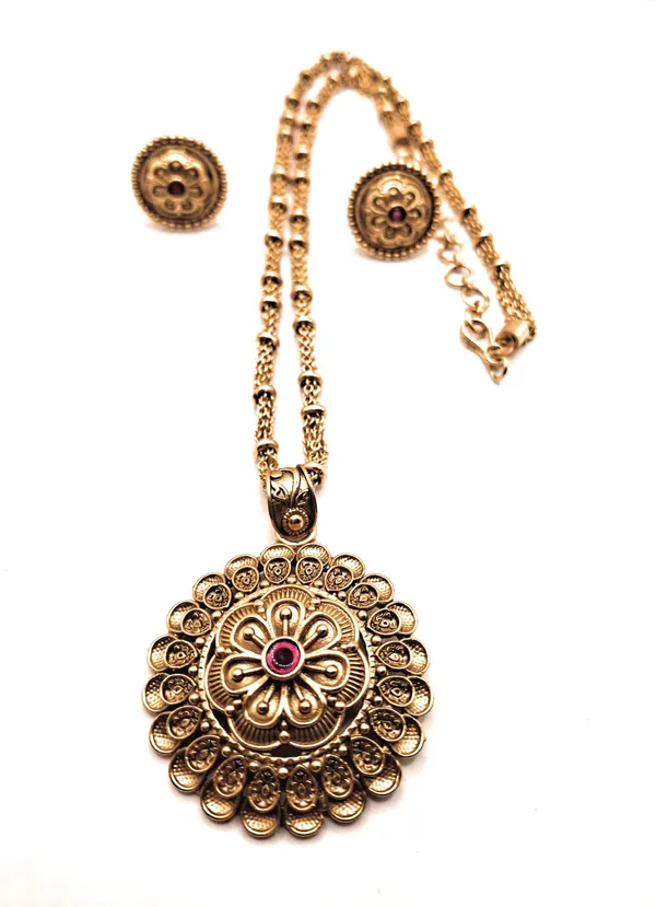 Gold_Polished_Alloy_And_Gold_Plated_And_Artificial_Stones_Premium_Pendant_Set_For_Women