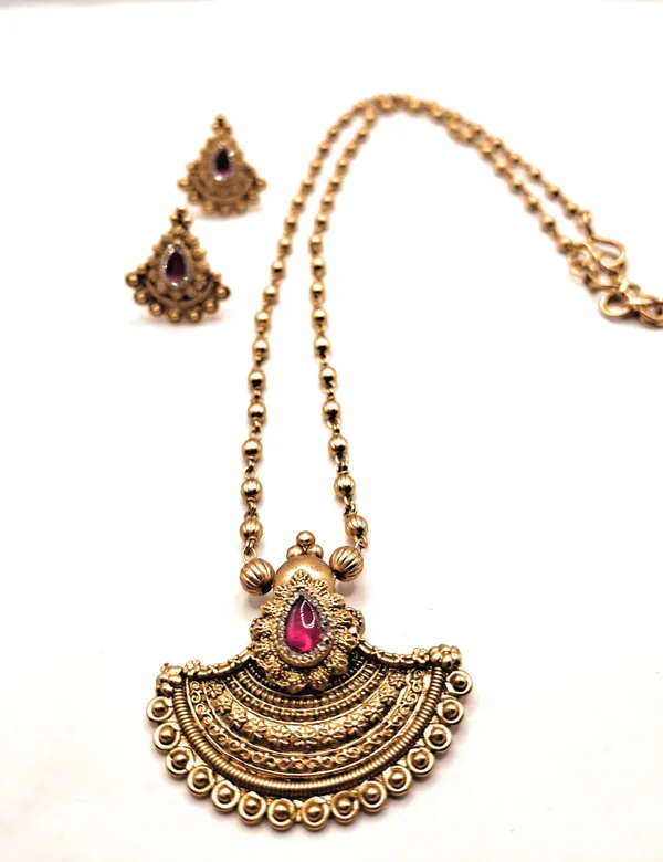 Gold_And_Red_Alloy_And_Gold_Plated_Premium_Pendant_For_Women