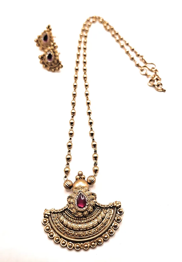 Gold_And_Red_Alloy_And_Gold_Plated_Premium_Pendant_For_Women