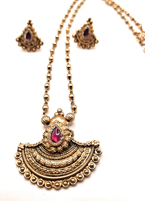 Gold_And_Red_Alloy_And_Gold_Plated_Premium_Pendant_For_Women