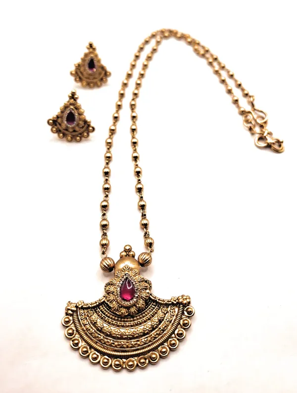 Gold_And_Red_Alloy_And_Gold_Plated_Premium_Pendant_For_Women
