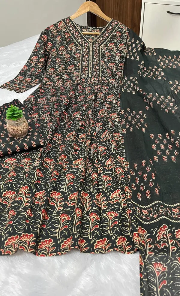 Black_Cotton_Blend_Premium_Kurta_Set_For_Women