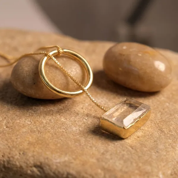 Transparent_Clear_Quartz_Crystal_Gold_Plated_Birthstone_For_April_Born_Individuals
