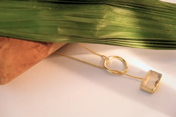 Transparent_Clear_Quartz_Crystal_Gold_Plated_Birthstone_For_April_Born_Individuals