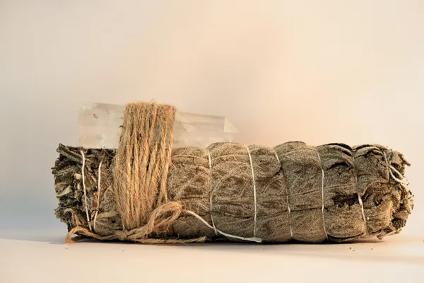 Bodha_Natural_White_Sage_Leaves_With_Crystal_Terminator_Sage_