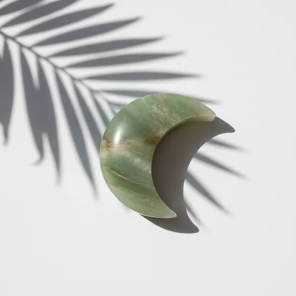 Green_Aventurine_Moon_Crystal_Palmstone_For_Encourages_Emotional_Healing_And_Renewal,Supports_Growth_And_Fresh_Beginnings