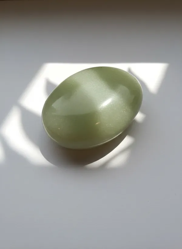 Green_Aventurine_Crystal_Palmstone_For_Attracts_Luck