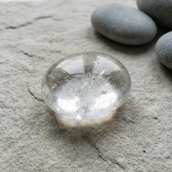 Transparent_Clear_Quartz_Crystal_Palmstone_For_Amplifies_Intentions_And_Energy_Enhances_Mental_Clarity_And_Focus