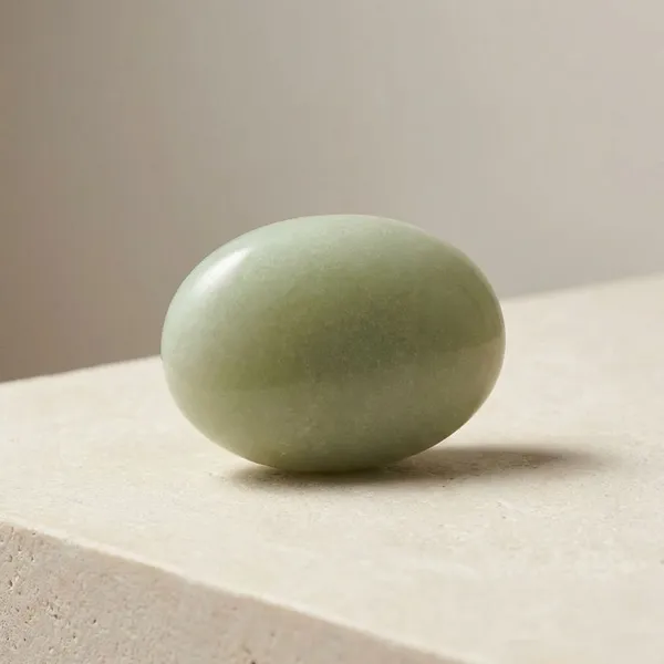 Green_Aventurine_Crystal_Palmstone_For_Attracts_Luck