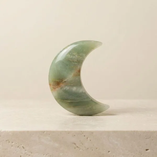 Green_Aventurine_Moon_Crystal_Palmstone_For_Encourages_Emotional_Healing_And_Renewal,Supports_Growth_And_Fresh_Beginnings