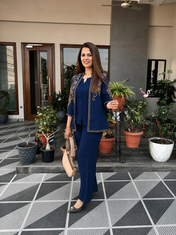 Elegant_Navy_Blue_Embroidered_Kurta_Set_for_Women