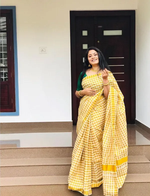 White_With_Golden_Checked_Kerala_Paalum_Palam_Saree