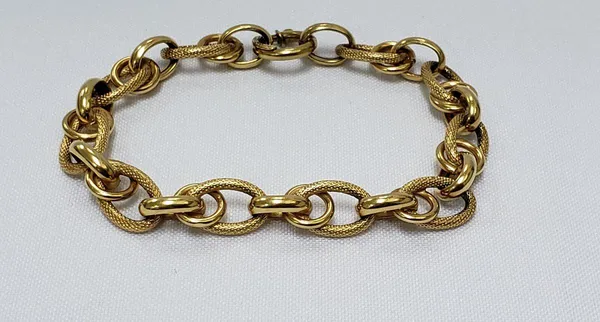 Gold_Stainless_Steel_Siakad_Thick_Chain_Bracelet_Bracelet_For_Women