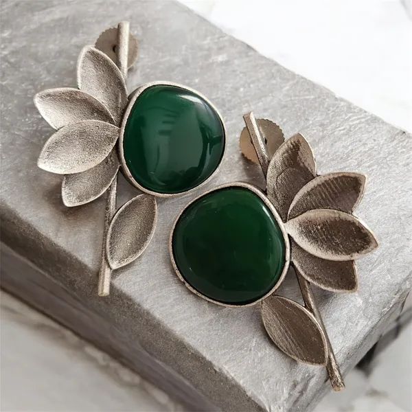 Green_Beaten_Brass_Clove_Mona_Lisa_Stone_Studs_Earring_For_Women