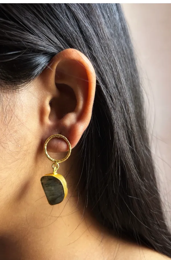 Gold_And_Black_Beaded_Brass_Hollow_Trinket_Earring_For_Women