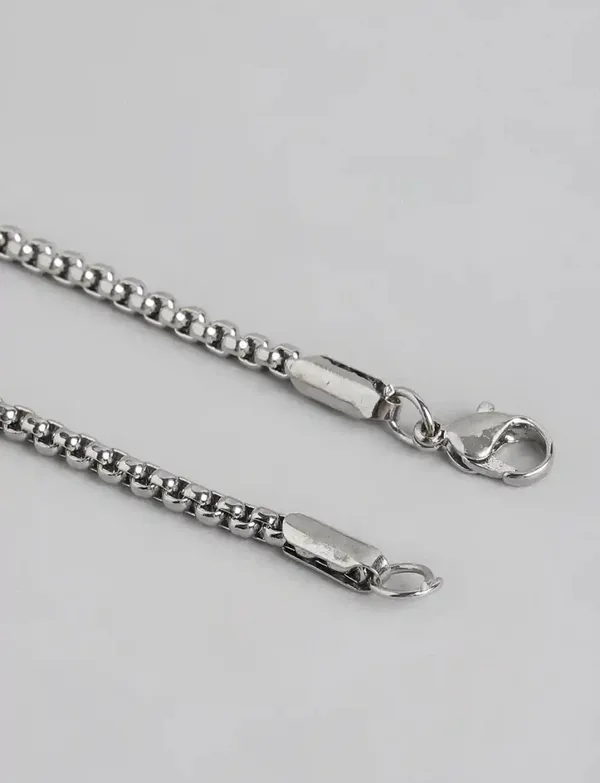 Unisex_Silver_Axe_Shaped_Antique_Pendant_With_Chain
