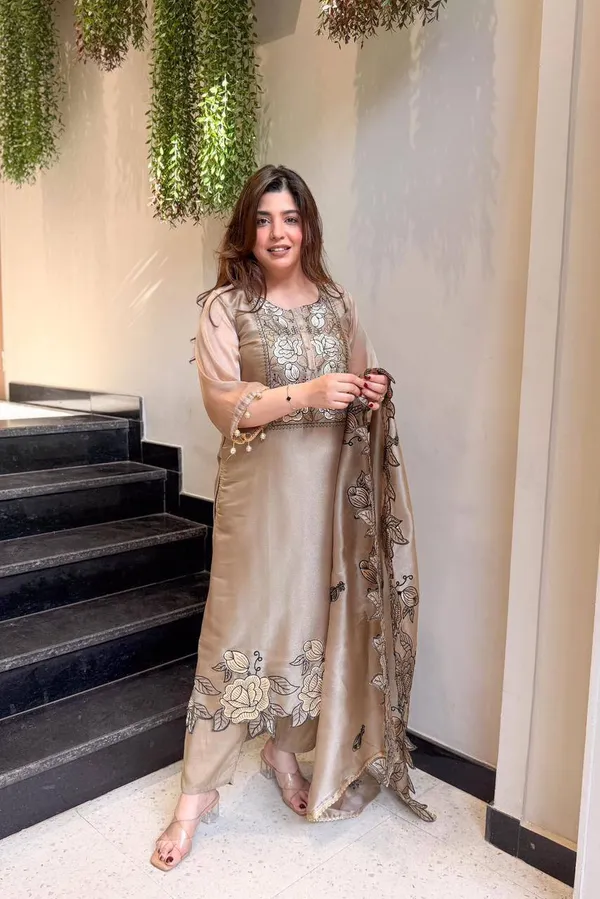 Rose-Gold_Organza_Silk_Embroidered_Kurta_Set_with_Scalloped_Dupatta