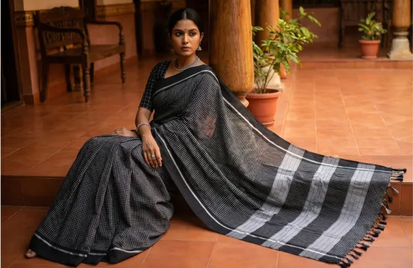 Patteda_Anchu_Handloom_Cotton_Saree_with_Blouse_-_Deep_Black_with_contrasting_ivory-white_checks