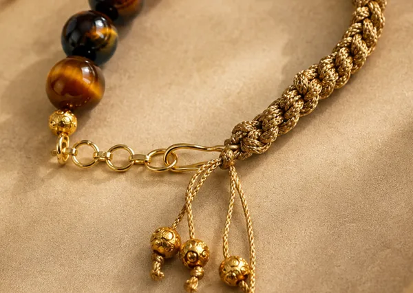 Raksha_&_Radiance_–_Tiger_Eye_Bhai-Bhabhi_Gemstone_Bracelet_Rakhi_&_Lumba_Gift_Set