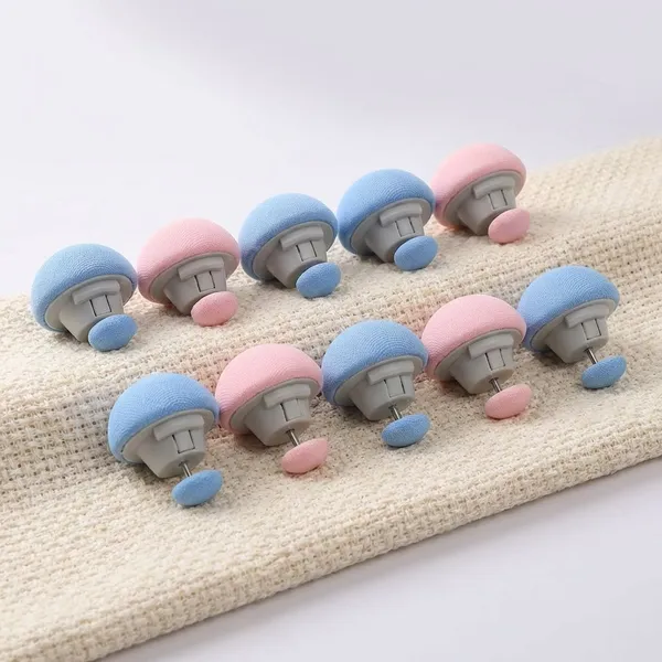 Blue_And_Pink_Silicone_Brush_For_Facial_Cleansing_And_Exfoliating