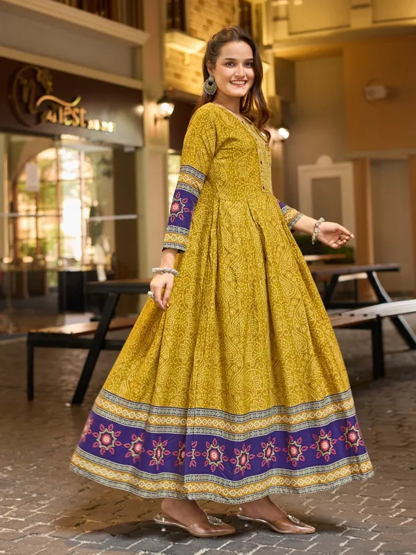 Women_Paisley_Printed_Thread_Work_Anarkali_Kurta