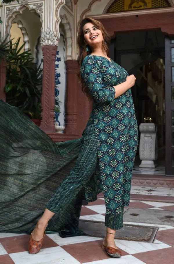 Women_Printed_Regular_Kurta_with_Trousers_&_With_Dupatta