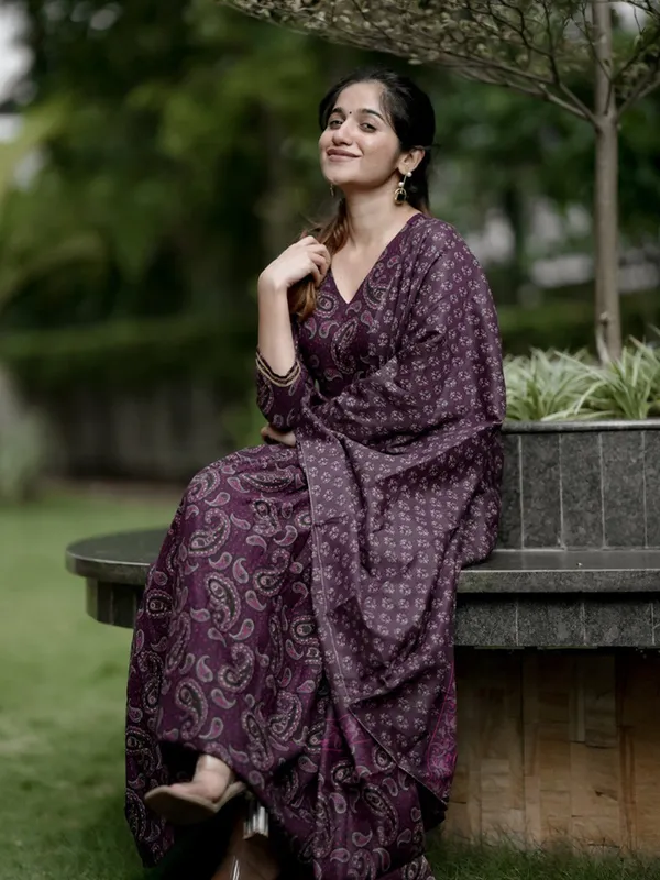 Women_Paisley_Printed_Panelled_Kurta_with_Trousers_&_With_Dupatta
