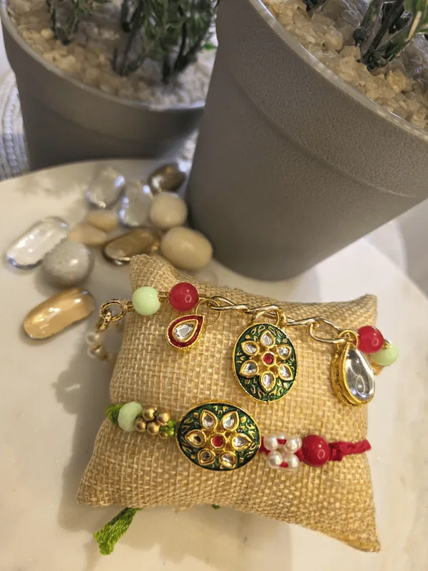 Beautiful_Green_And_Red_Couple_Rakhi