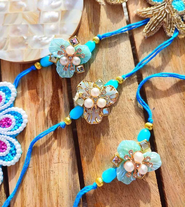 Beautiful_Blue_Flower_Rakhi
