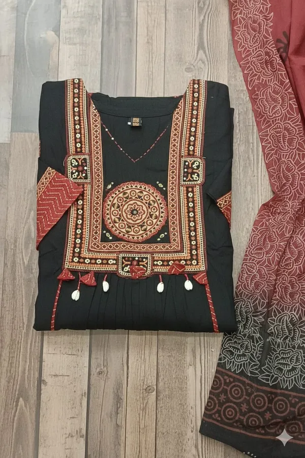 Women's_Black_Embroidered_Cotton_Kurta_Set