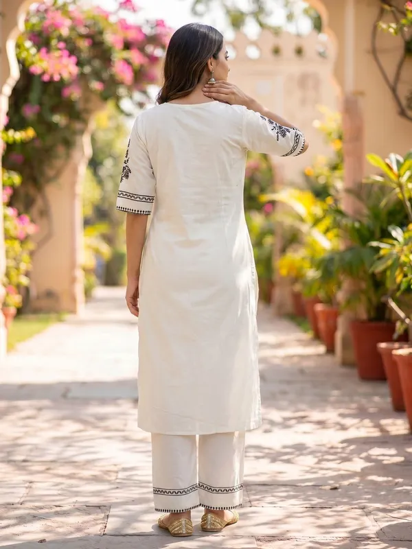 Rangnoor_White_Embroidered_South_Cotton_Kurta_Pant_Co-ord_Set