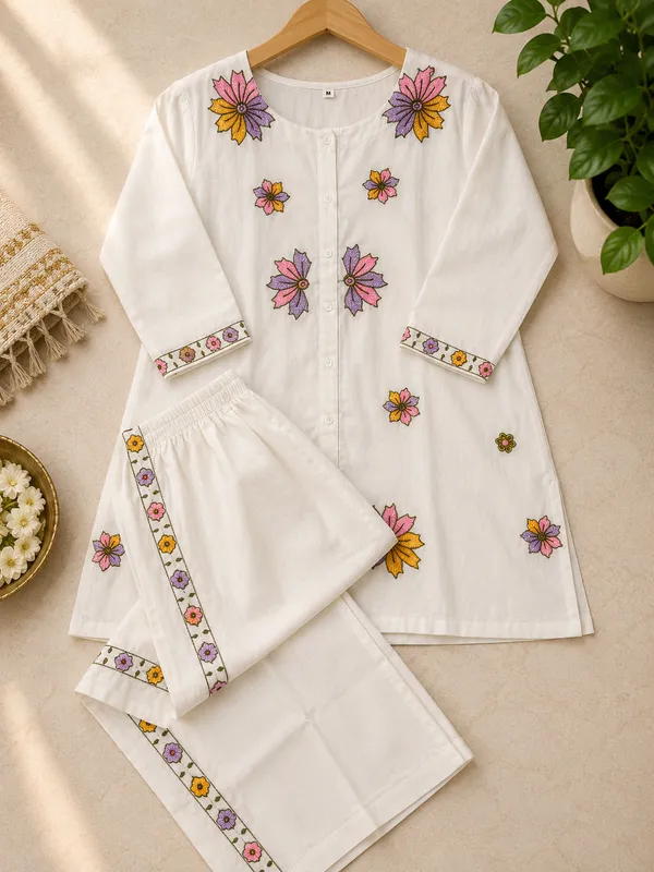 Rangnoor_White_Cotton_Flex_Floral_Embroidered_Kurta_Pant_Co-ord_Set