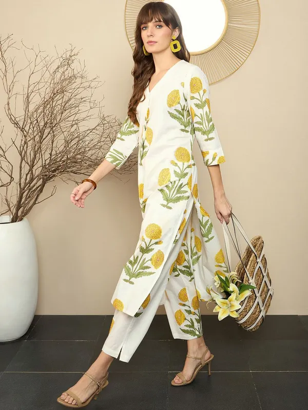 Women's_White_Cotton_Flex_Floral_Embroidery_Kurta_Pant_Co-ord_Set
