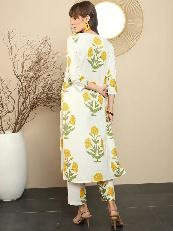 Women's_White_Cotton_Flex_Floral_Embroidery_Kurta_Pant_Co-ord_Set